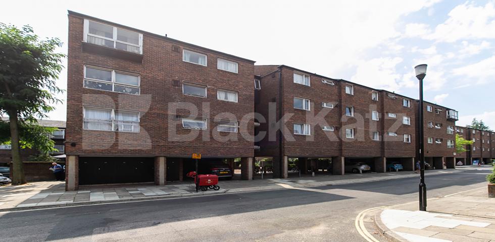 3/4 double bedroom flat located within mins to regents park and marylebone tube Henderson Drive, St Johns Wood